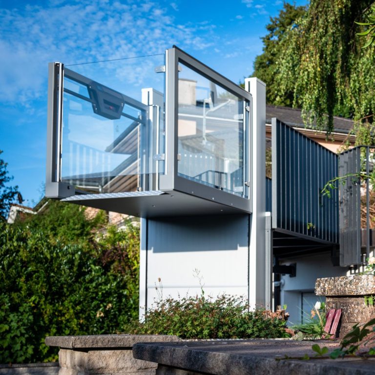 Moderne Architektur mit großem Balkon und Glasfront, umgeben von einem Lift in Bad Oeynhausen Moderne Architektur mit großem Balkon und Glasfront, umgeben von einem Lift in Bad Oeynhausen