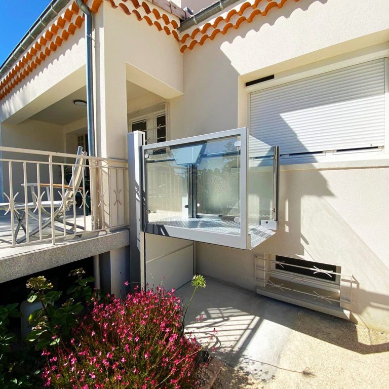 Ein moderner Hublift mit Zugang zur Terrasse, umgeben von Blumen in Minden Ein moderner Hublift mit Zugang zur Terrasse, umgeben von Blumen in Minden