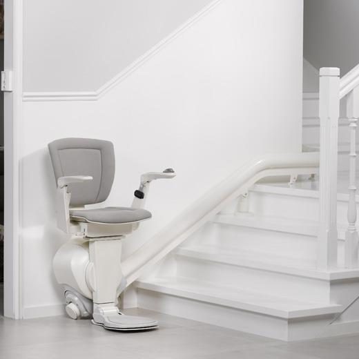 Treppenlift auf einer geraden, weißen Treppe mit grauem Sitz in Minden Treppenlift auf einer geraden, weißen Treppe mit grauem Sitz in Minden